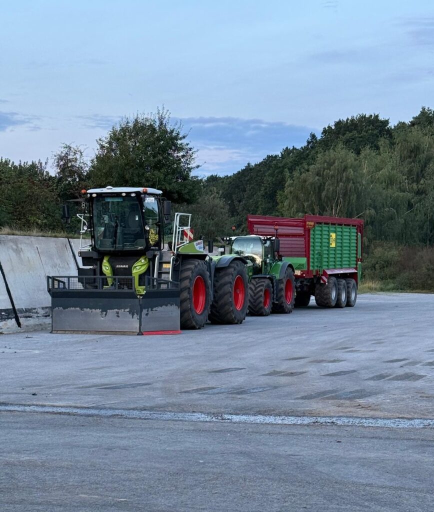 Häcksler verdichtet die Maissilage im Fahrsilo der Biogasanlage Altenebstorf. ReGen übernimmt für Sie das Repowering von Biogasanlagen.