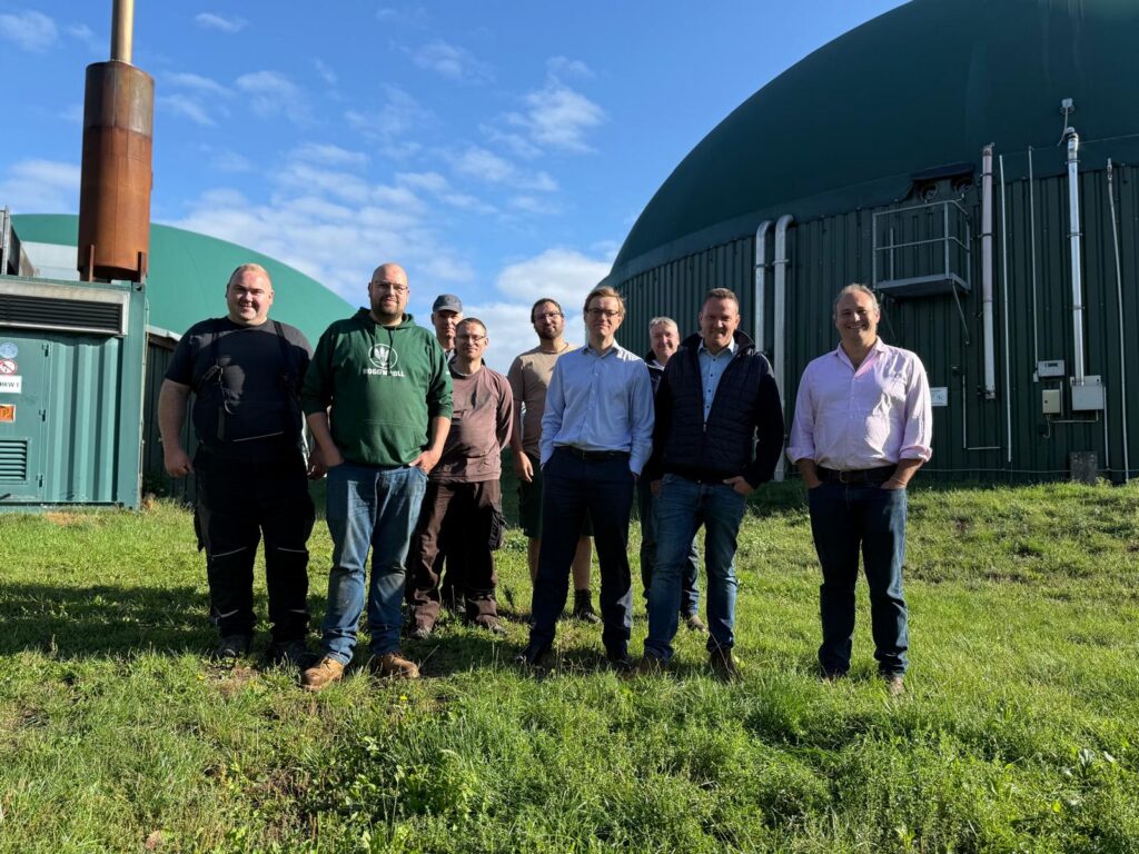 Das Team von ReGen Biogas vor den Fermentern der Biogasanlage Altenebstorf